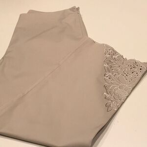Jones of New York Khaki Capris with Eyelet Cuff